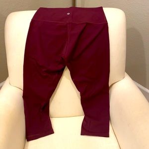 Lululemon burgundy size 10 Capri leggings